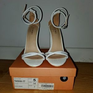 Simmi Shoes: US 7/EU 38